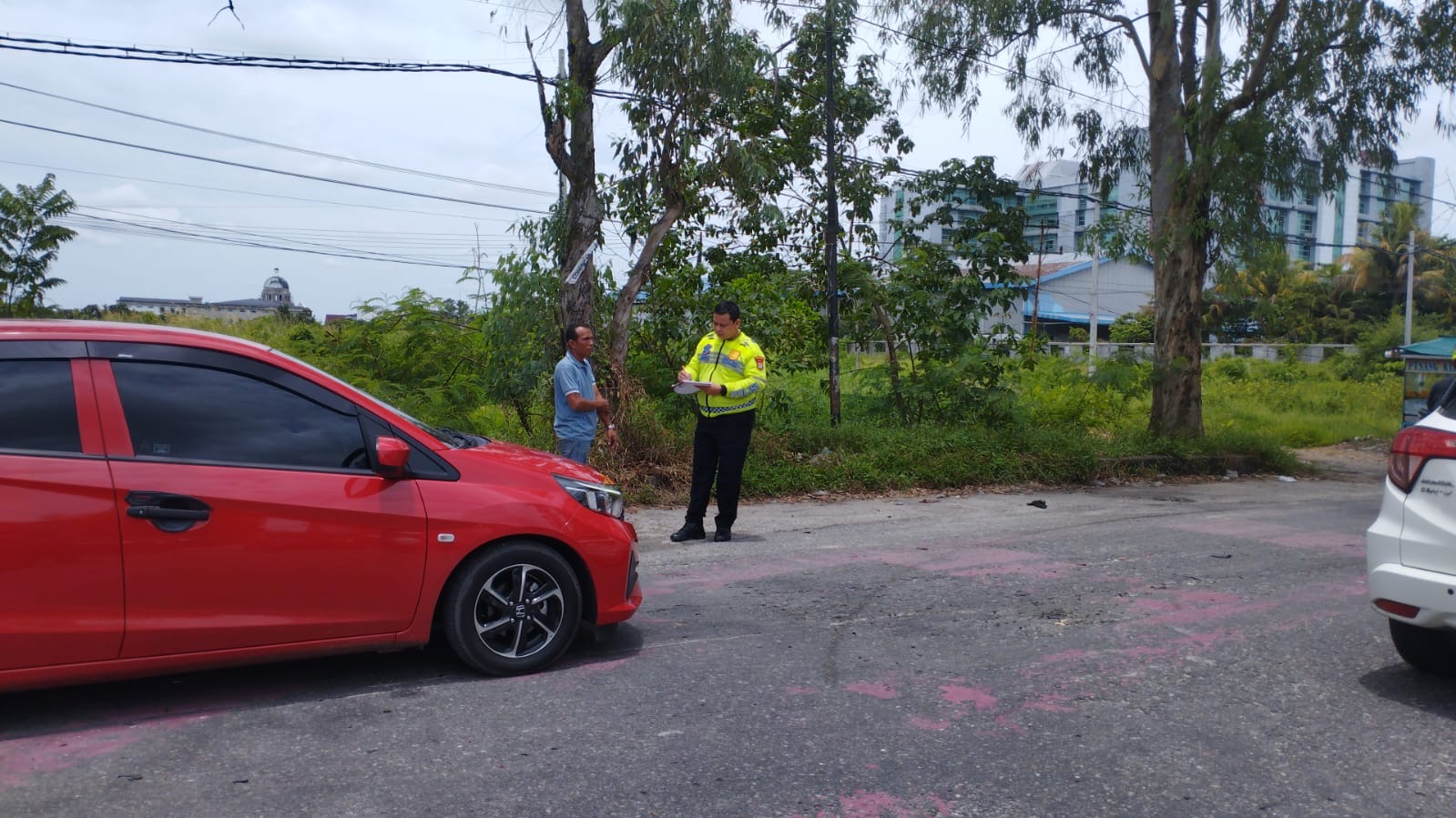 Ket foto: petugas kepolisian saat melakukan olah TKP di lokasi kejadian, tepatnya di dekat U-Turn Rumah Sakit (RS) Eka Hospital, Jalan Soekarno-Hatta Pekanbaru, Ahad (7/9/2025).