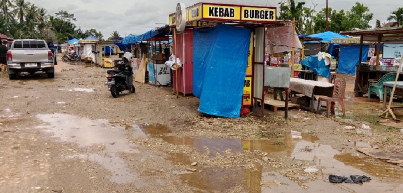 Lokasi relokasi pedagang kaki lima di kawasan Pasar Lumpur Telukkuantan, becek dan berlumpur saat hujan dua hari ini di wilayah Kabupaten Kuansing, seperti Ahad (7/9/2025).