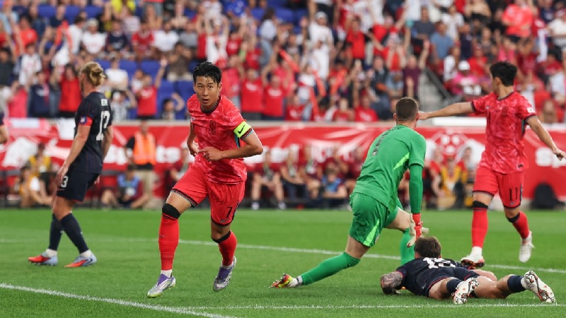 Son Heung-Min membuka skor untuk Korea Selatan dalam kemenangan persahabatan atas Amerika Serikat di Stadion Sports Illustrated.