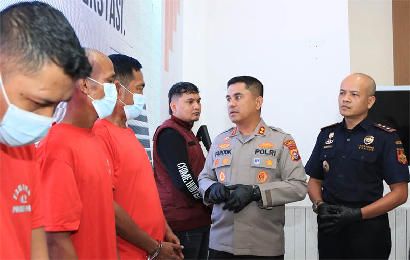 Kapolres AKBP Farouk Oktora SIK didampingi Kepala Bea dan Cukai Tembilahan Setiawan Rosyidi menginterogasi pelaku penyelundulan narkoba, Senin (8/9/2025).