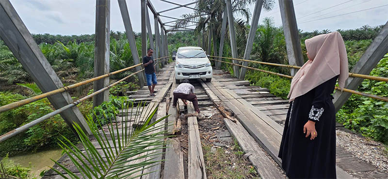 Kondisi jembatan penghubung Desa Sungai Bawang-Desa Air Mas Kecamatan Singingi rusak parah. Seperti yang terlihat pada Ahad (7/8/2025).