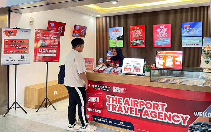 Salah satu pelanggan Telkomsel mendatangi Point Cellular Telkomsel di Bandara Hang Nadim Batam, Senin (8/9/2025).