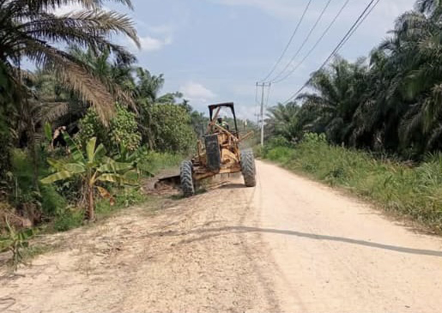 Pemerintah Kabupaten (Pemkab) Siak melakukan peningkatan jalan poros Dusun Lubuk Miyam, Kecamatan Koto Gasib.
