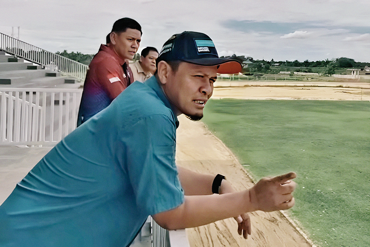 Wali Kota Pekanbaru Agung Nugroho dan jajaran meninjau lapangan sepakbola di Sport Center Kecamatan Kulim, Jumat (5/9/2025).