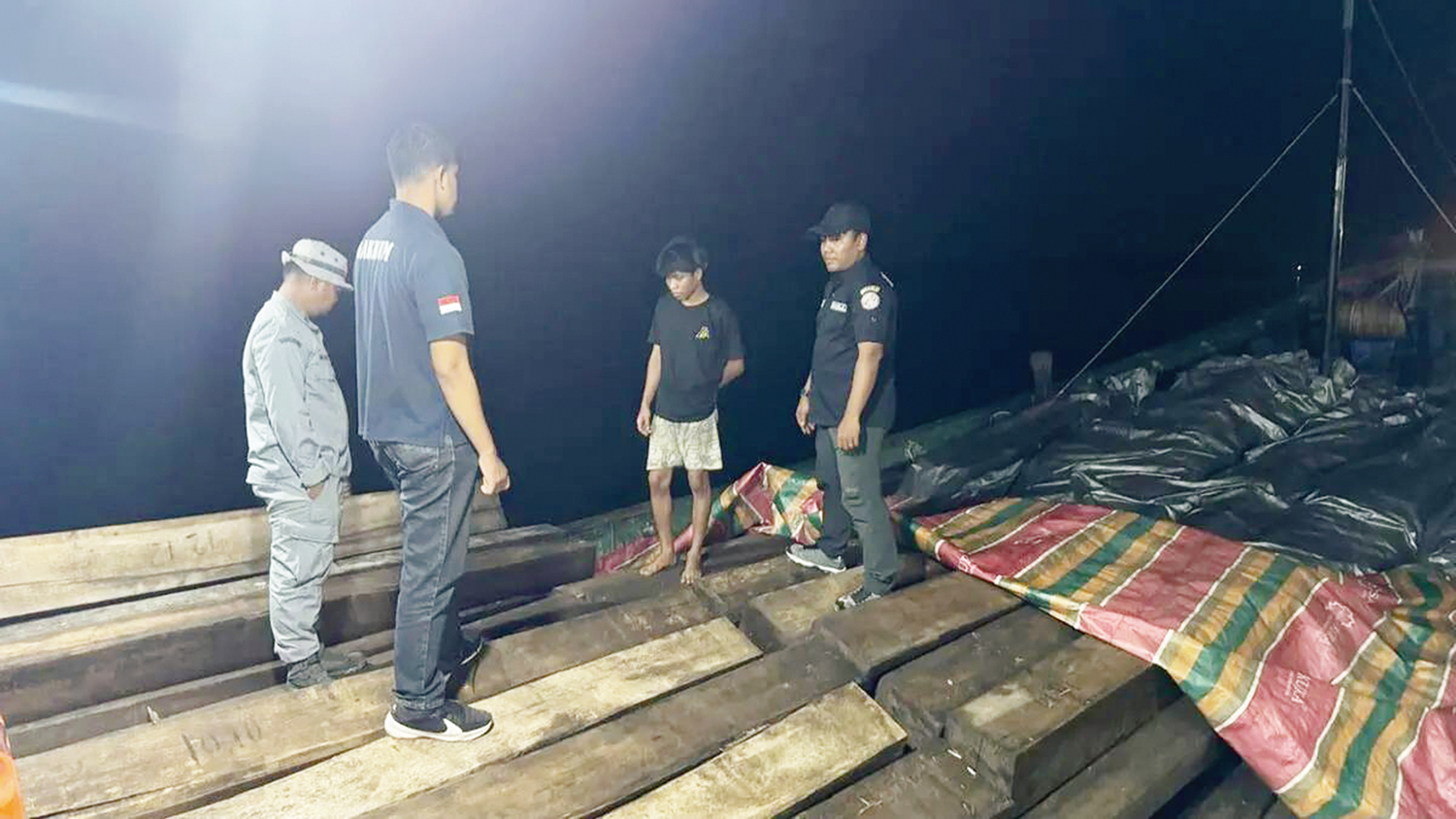 Penyeludupan ratusan kayu balok ilegal dari Selatpanjang, Kabupaten Kepulauan Meranti, Riau berhasil digagalkan Bakamla dan Kemenhut di Dermaga Sagulung, Batam, baru-baru ini.