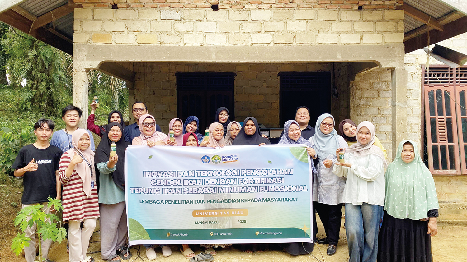 Tim Bina Desa Unri foto bersama Kelompok Usaha UD Kasih Bunda, baru-baru ini.