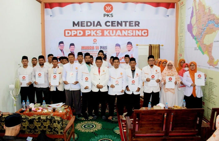 Ketua DPD PKS Kuansing, Irsyad Azizi (lima dari kanan) bersama pengurus dan perwakilan PKS Riau, usai Musda, Ahad (7/9/2025) di Kantor DPD PKS Kuansing.