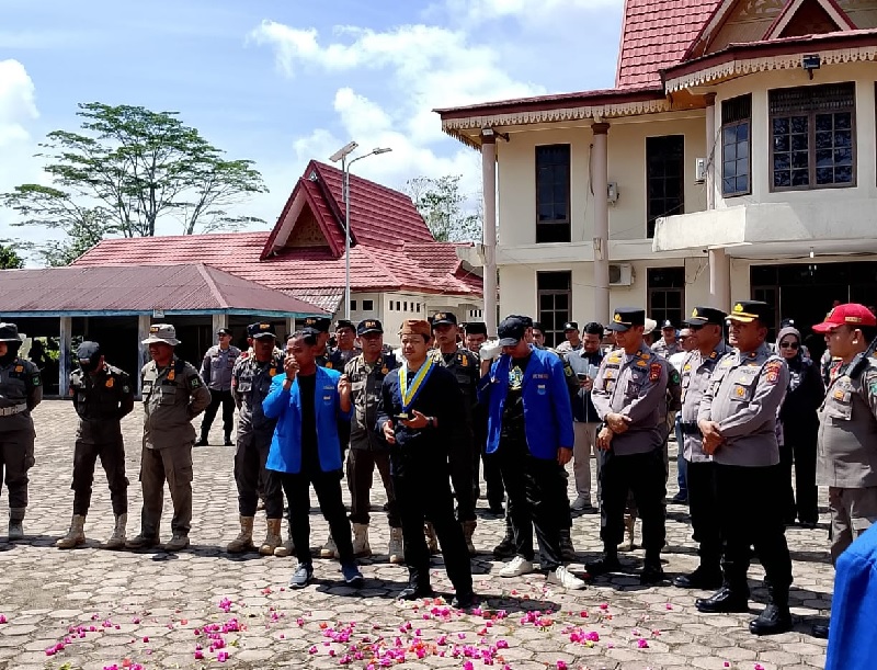 Ketum PC PMII Kabupaten Inhu yang juga koordinator umum aksi, Romi Zelvindra didampingi rekannya saat menyampaikan orasi yang dikawal pihak kepolisian di depan DPRD Inhu, Senin (8/9/2025).
