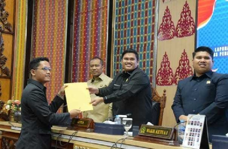 Ketua DPRD Bengkalis menerima laporan Pansus IV tentang Perubahan tata tertib di ruang rapat paripurna DPRD Bengkalis, Senin (8/9/2025) sore.