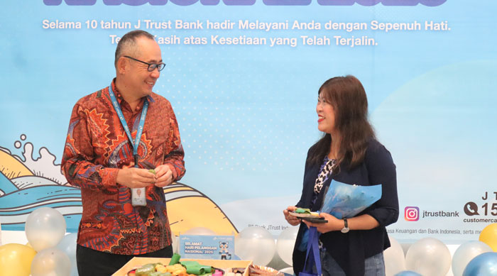 Direktur Utama J Trust Bank Ritsuo Fukadai (kiri) menyerahkan bingkisan kepada satu nasabah dalam rangka Hari Pelanggan Nasional di Kantor Cabang Sudirman, Jakarta, baru-baru ini.