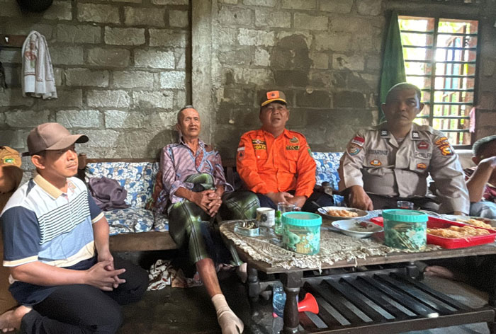 Darwis yang telah ditemuka oleh tim gabungan usai hilang dua hari di Kebun Karet Desa Tenan, Kecamatan Tebingtinggi Barat, Kepulauan Meranti, Senin (8/9/2025).