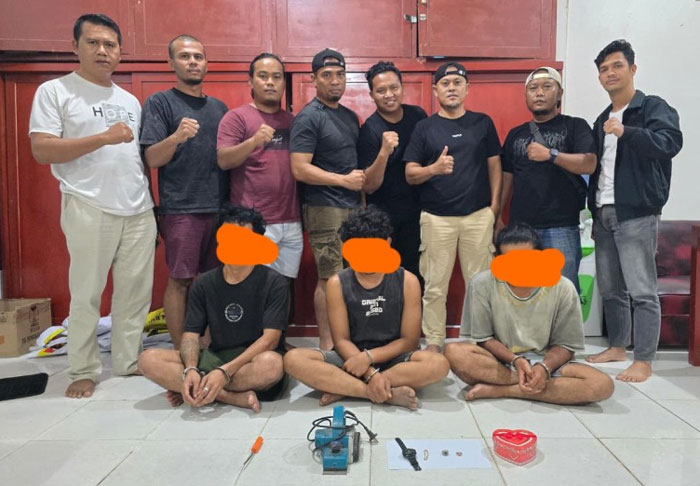 Ketiga pelaku bersama barang bukti hasil curian diamankan di Kantor Polres Bengkalis di Duri, Senin (8/9/2025).