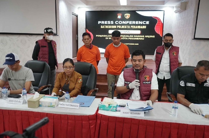 Kasatreskrim Polresta Pekanbaru Kompol Berry Juana Putra (dua kanan), Kasi Keswan dan Kesmavet Distankan Pekanbaru drh Rita Setiawati (2 kiri) beri keterangan saat ekspose kasus penjagalan aning.