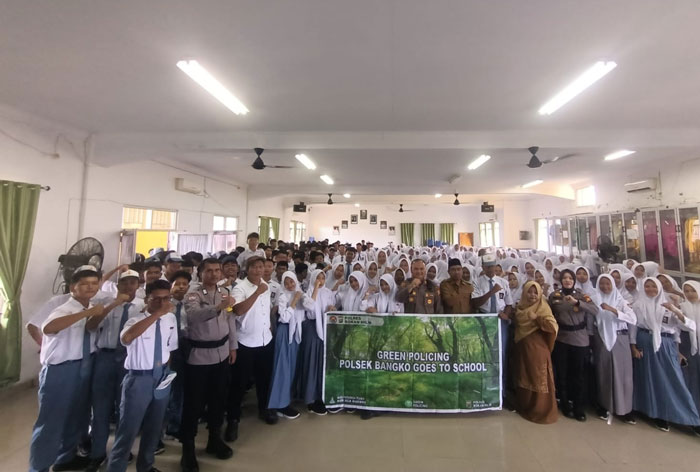 Kapolsek Bangko AKP Buyung Kardinal Bersama Kepsek Ismail Jabar, majelis guru dan pelajar usai kegiatan sosialisasi di Bagansiapiapi, Senin (8/9/2025).