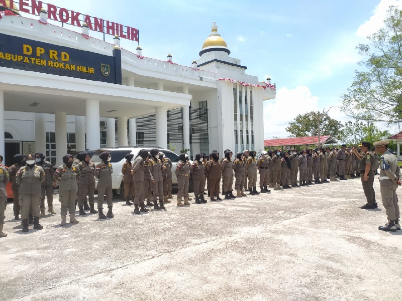 Kasatpol PP Rohil Acil Rustianto menyampaikan instruksi kepada personel di depan Gedung DPRD Rohil di Bagansiapiapi, Senin (8/9/2025).