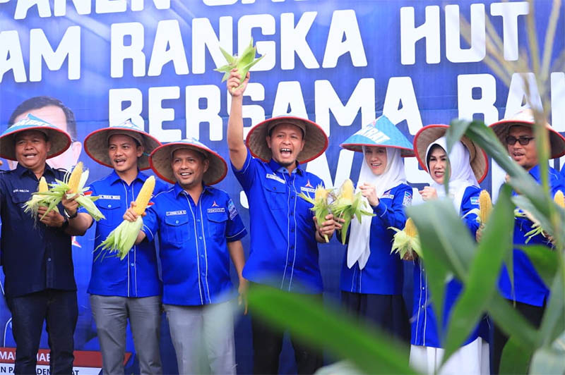 Ketua DPD Partai Demokrat Riau H Agung Nugroho dan istri bersama kader memanen jagung sempena HUT ke-24 Partai Demokrat di Jalan Naga Sakti Pekanbaru, Selasa (9/9/2025).