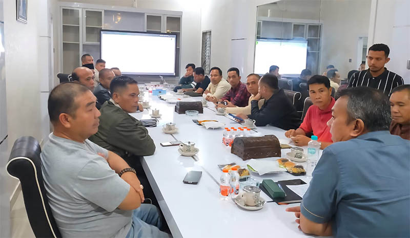 Rapat persiapan Forkompimda menyambut kedatangan Gubernur Riau bersama rombongan, Selasa (9/9/2025).