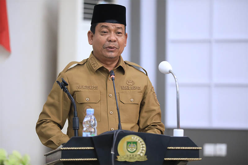Wabup Rohul H Syafaruddin Poti membacakan sambutan dalam rapat paripurna penyampaian Rancangan KUA dan PPAS Perubahan Tahun Anggaran 2025 di Gedung DPRD Rohul, Senin (8/9/2025).