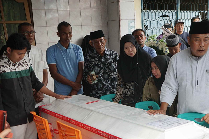 Jenazah korban helikopter jatuh tiba di rumah duka di Kompleks Nyamuk Timur Jalan Amir Hamzah Kecamatan Sail Pekanbaru, Selasa (9/9/2025).