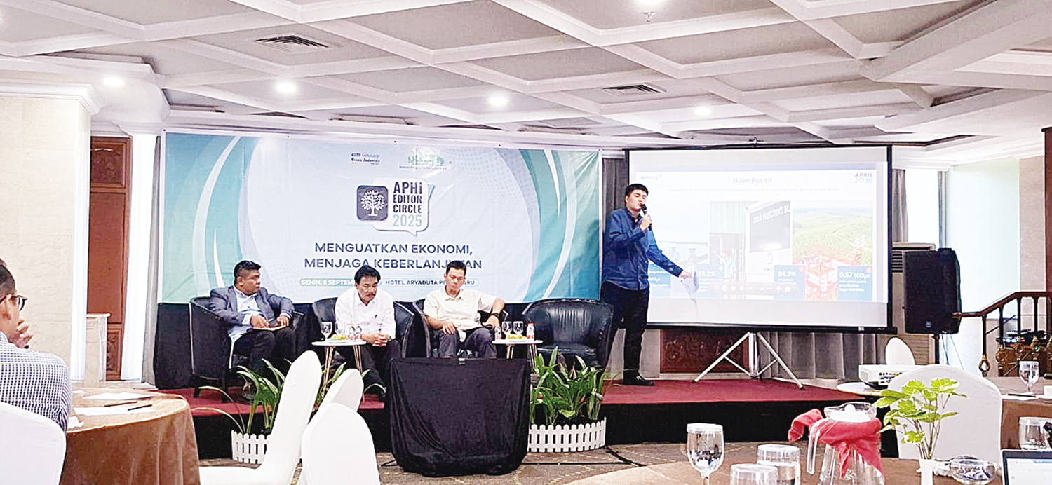 Tiga narasumber memberi pemaparan mengenai kondisi hutan Riau dan permasalahannya di acara APHI Editor Circle yang ditaja Bisnis Indonesia di Hotel Aryaduta Pekanbaru, Senin (8/9/2025).