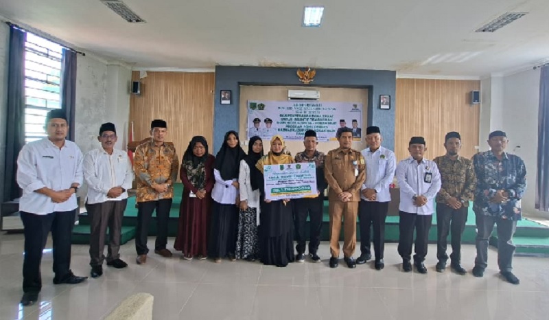Perwakilan guru MDTA/PTQ menerima simbolis penyerahan dana insentif dari program Rohil Cerdas, Baznas Rohil didampingi Ketua Baznas Rohil H Jefrizal SHI MM, Kakan Kemenag H Khairul SAg.