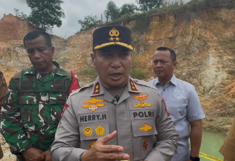 Kapolda Riau Irjen Pol Herry Heryawan saat berada di lokasi kolam bekas galian c di Kecamatan Tenayan Raya, Pekanbaru, Selasa (9/9/2025).