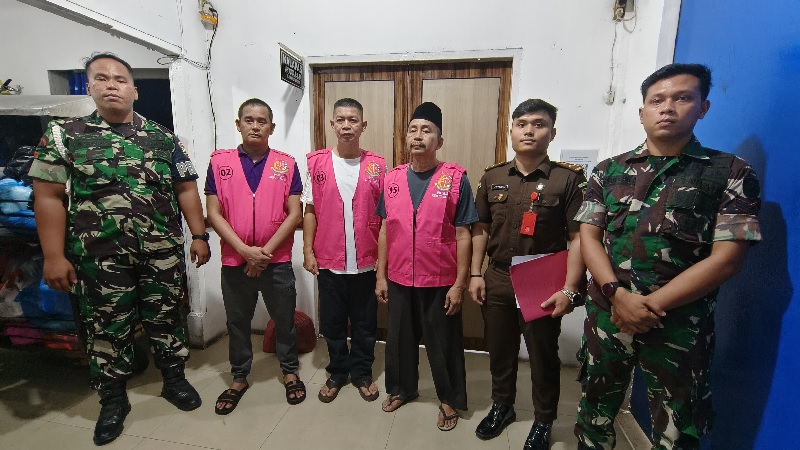 Mantan Kadisdikbud Rohil Asril Arief (tiga dari kiri) saat pemindahan penahanan ke Rutan Kelas I Pekanbaru, baru-baru ini.