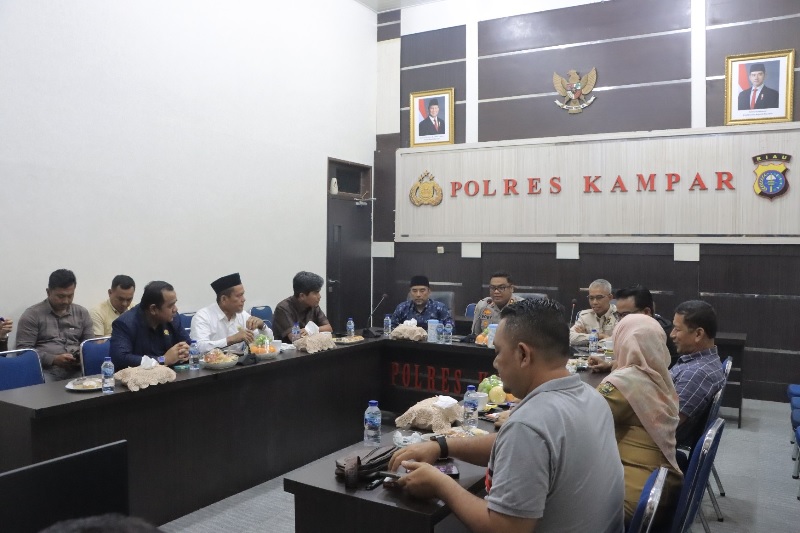 Ketua DPRD Kampar Ahmad Taridi bersama rombongan disambut Kapolsek Kampar AKBP Bobby Ramadhan S saat kunjungan ke Polres Kampar, Selasa (9/9/2025).