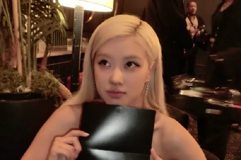 Rose BLACKPINK saat menerima Song of the Year di MTV VMAs 2025.