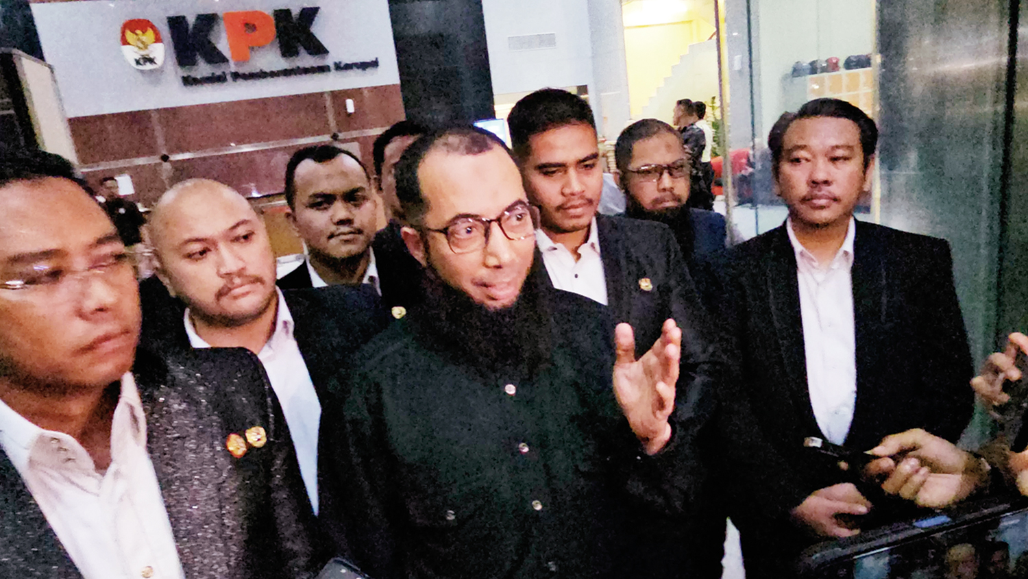 Direktur sekaligus pemilik PT Zahra Oto Mandiri (Uhud Tour) Khalid Zeed Abdullah Basalamah usai menjalani pemeriksaan sebagai saksi di Gedung Merah Putih KPK, Jakarta.