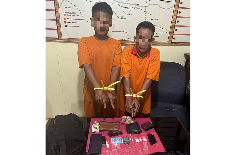 HS seorang Kadus di Kecamatan Kuantan Hilir (kanan) diamankan Polsek Kuantan Hilir dengan barang bukti sabu, Selasa (9/9/2025) petang.