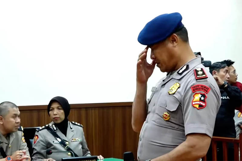 Perwira Brimob Polri, Kompol Cosmas Kaju Gae, saat mendengarkan putusan dalam sidang KEPP yang dilaksanakan oleh Divisi Propam Polri. Dia disanksi PTDH atau pemecatan dari Polri.