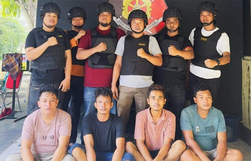 Empat tersangka kasus pencurian mobil serta narkoba diamankan tim Resmob Polres Rohil, di Ujung Tanjung.