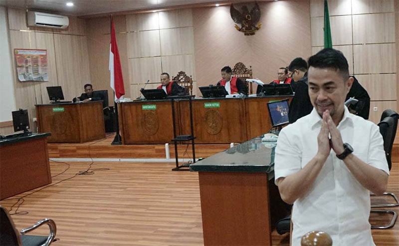 Mantan Pj Wali Kota Pekanbaru Risnandar Mahiwa usai menjalani sidang vonis hukum di Pengadilan Tipikor Pekanbaru, Rabu (10/9/2025).