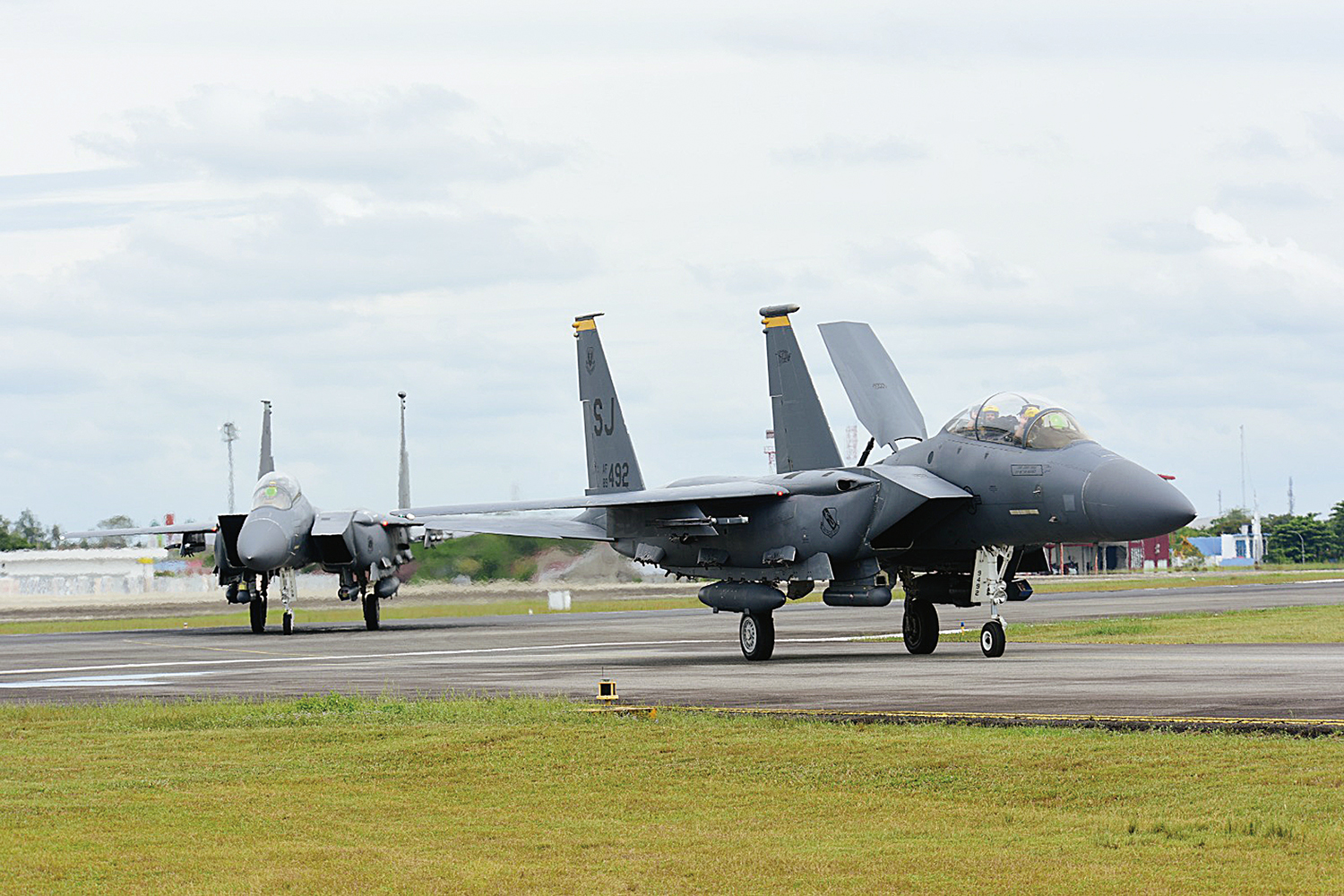 Pesawat tempur F-15 USAF yang tiba di Lanud Roesmin Nurjadin, Pekanbaru, melaksanakan Latma Elang Ausindo 2025, Ahad (7/9/2025). Kehadiran pesawat tempur F-15 USAF ini dalam rangka kegiatan Exercise Cope West 2025, dan latihan bilateral antara TNI Angkata