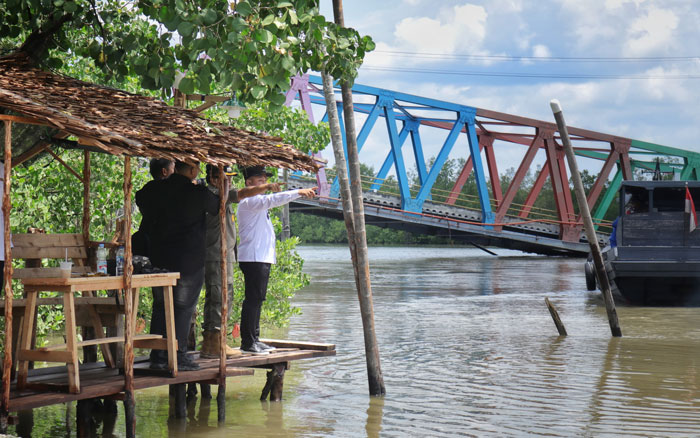Gubri Abdul Wahid ketika memantau situasi Jembatan Langlima Sampul yang ambruk di Sungai Perumbi, Rabu (10/9/2025).