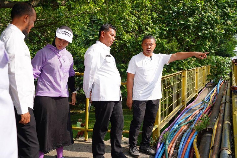 Gubri Abdul Wahid meninjau jalur pejalan kaki di Jembatan Siak I yang dipenuhi kabel, Rabu (10/9/2025).