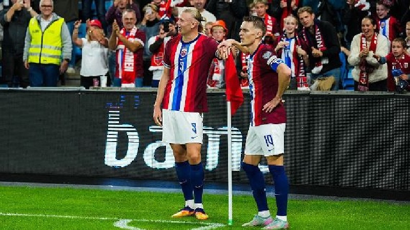 Erling Braut Haaland, kiri, merayakan golnya untuk Norwegia di kualifikasi Piala Dunia 2026 saat mengalahkan Modova 11-1.