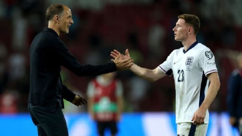 Thomas Tuchel merayakan kemenangan bersama Elliot Anderson saat Inggris menang telak 5-0 atas tuan rumah Serbia di Kualifikasi Piala Dunia 2026.