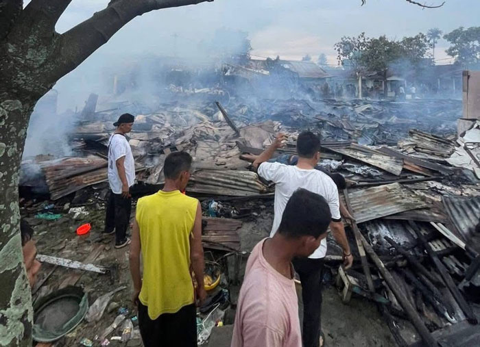 Warga dan pemilik rumah sedang berada dilokasi kebakaran di Lorong Cempaka, Kelurahan Pulau Kijang, Reteh, Inhil setelah api berhasil dipadamkan, Rabu (10/9/2025).