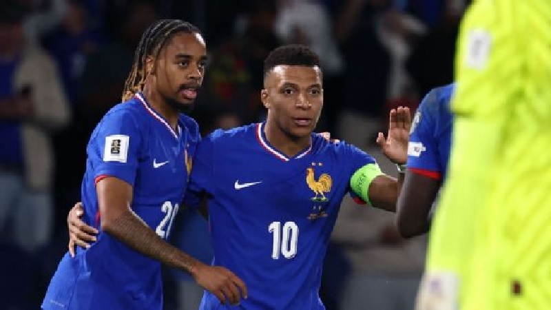Bradley Barcola (kiri) dan Kylian Mbappe merayakan gol Prancis ke gawang Islandia dalam Kualifikasi Piala Dunia 2026 di Parc des Princes, Paris.