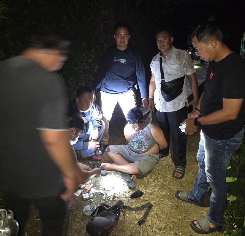 Polsek Kuantan Hilir mengamankan satu orang pelaku narkoba, warga Desa Banuaran Kecamatan Kuantan Hilir, di Desa Rawang Bonto, Selasa (9/9/2025) malam.