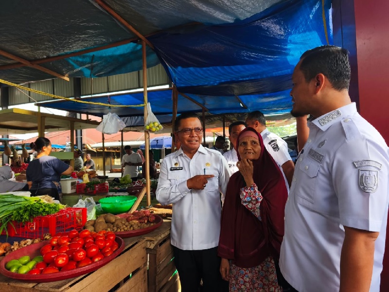 Wako Pekanbaru Agung Nugroho meninjau kondisi Pasar Palapa Jalan Durian, Rabu (10/9/2025).
