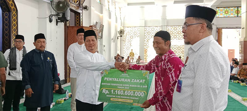 Wabup Kuansing H Muklisin menyerahkan secara simbolis bantuan pendidikan siswa miskin dari Baznas pada Disdikpora Kuansing, Kamis (11/9/2025).