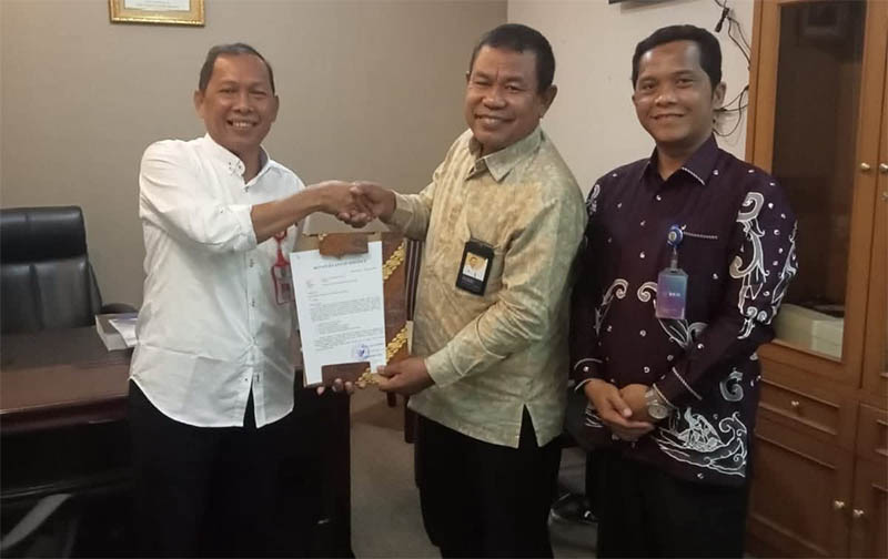 Kadis Budpar Drs Azhar MM menyerahkan dokumen usulan KSPN pada Asisten Deputi Pengembangan Amenitas dan Aksesibilitas Pariwisata Wilayah I Kemenparekraf RI, Bambang Cahyo, Selasa (9/9/2025).