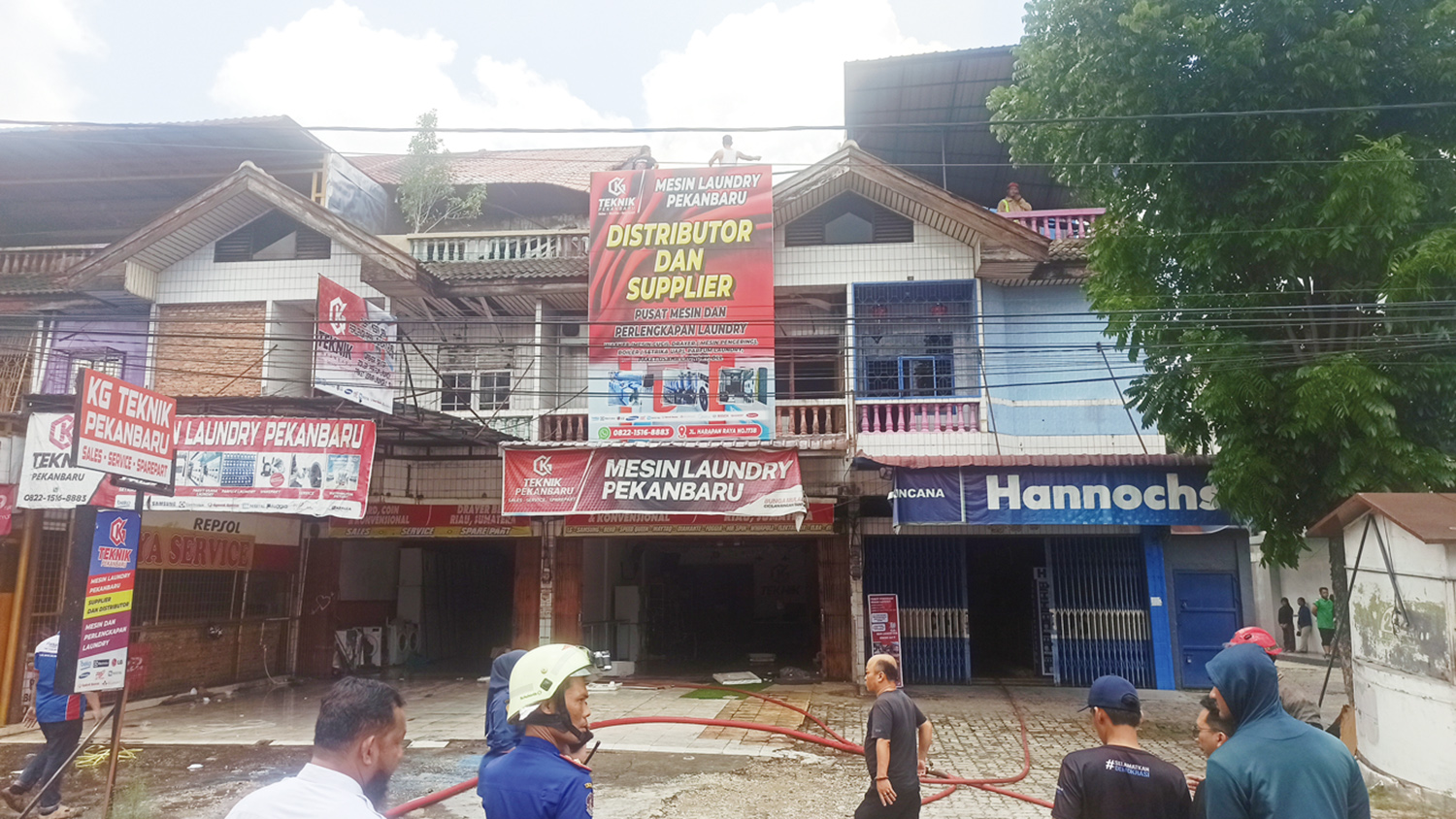 Petugas melakukan pemadaman dan proses pendinginan di lokasi kebakaran, Jalan Imam Munandar dekat simpang Jalan Kavling, Pekanbaru, Rabu (10/9/2025).