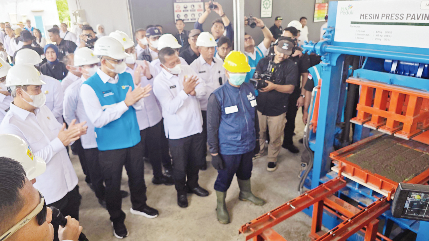 Workshop FABA yang memanfaatkan lahan tidur di Pulau Nusakambangan, warga binaan dibekali keterampilan mengolah limbah menjadi produk seperti batako, paving block, roaster, hingga buis beton.