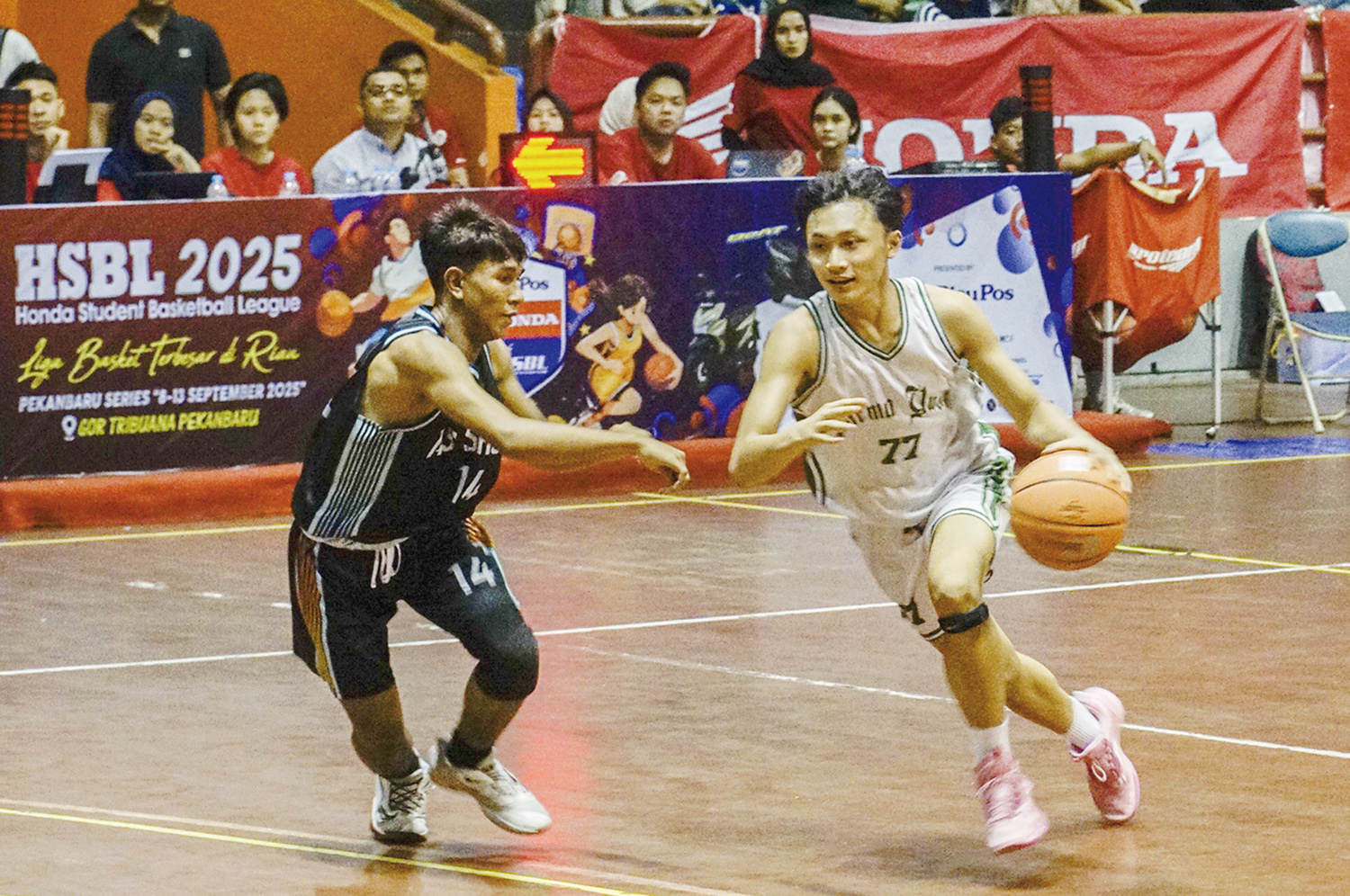 Pemain putra SMA Darma Yudha (putih) mendribel bola untuk melewati pemain SMA As-Shofa (hitam) pada laga hari ketiga Riau Pos-HSBL 2025 Pekanbaru Series di GOR Tribuana Pekanbaru, Rabu (10/9/2025).