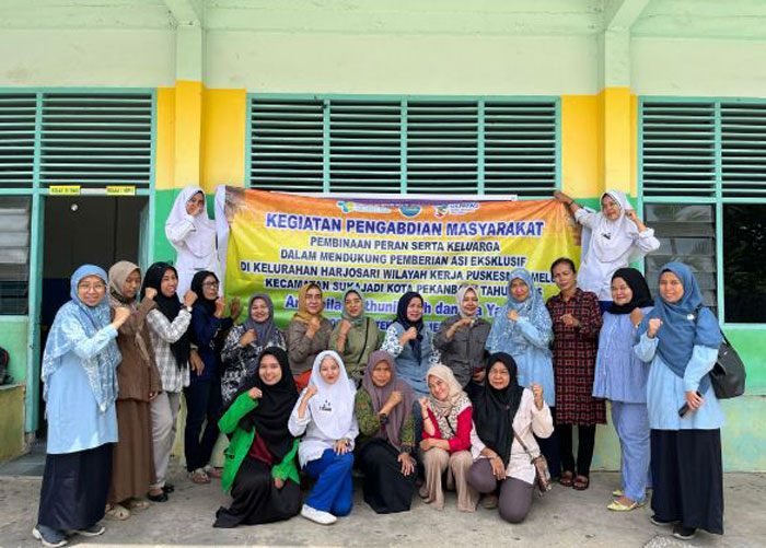 Ketua Pengabdian Masyarakat Dosen Poltekkes Kemenkes Riau, Ani Laila, SST, Bdn, M.Biomed (tiga baris belakang) foto bersama masyarakat saat Pengabdian Masyarakat di Kelurahan Harjosari  Sukajadi