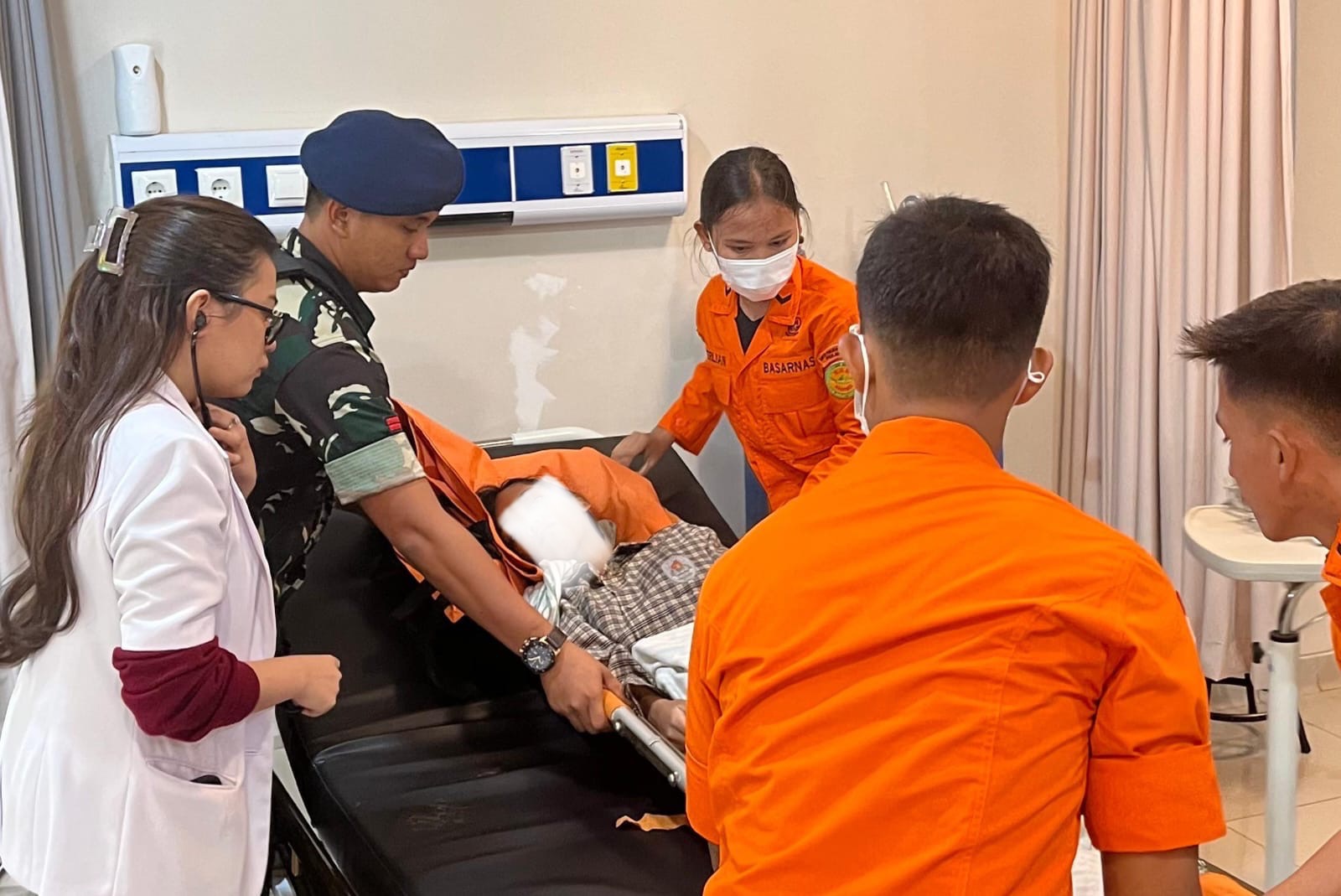 Seorang siswi SMA 4 Pekanbaru, T, menjalani perawatan di RS Lanud Rusmin Nurjadin Pekanbaru, Kamis (11/9/2025). Ia sempat hilang dan ditemukan di Kawasan Hutan Lanud Pekanbaru.